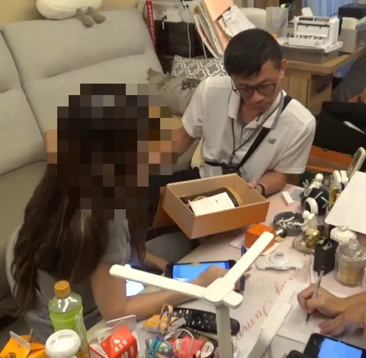 陳女收到網友委託代售的包包就搞失聯。民眾提供