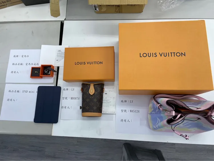 警方在陳女家中搜出的精品，價值約76萬元。民眾提供