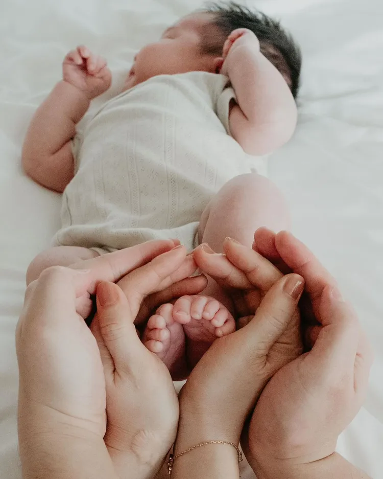 Selina當媽後第一個生日分享多張家庭照。翻攝Selina臉書