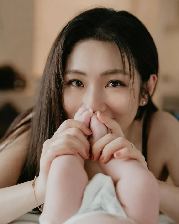 Selina愛聞兒子的腳丫。翻攝Selina臉書