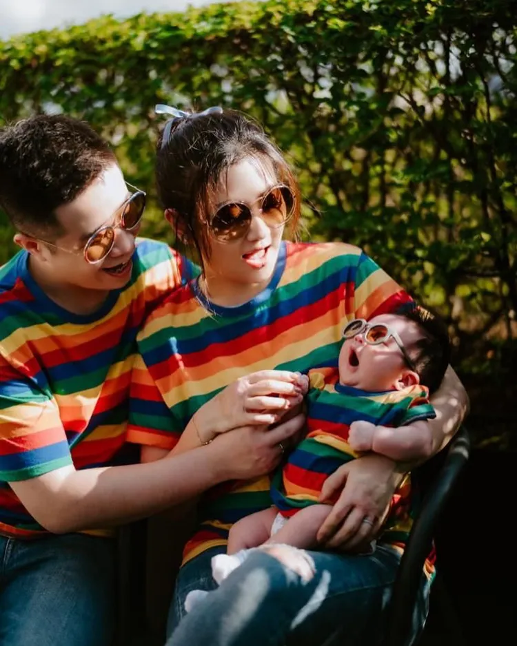 Selina、小徐和腰果穿著親子裝，一家子整整齊齊。翻攝Selina臉書