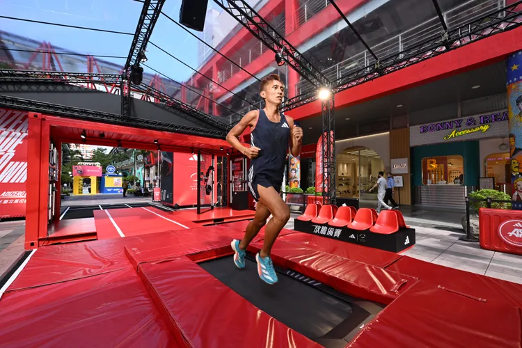 「冠軍配速挑戰」讓民眾體驗蔣介文每公里配速3分27秒的成績。品牌提供