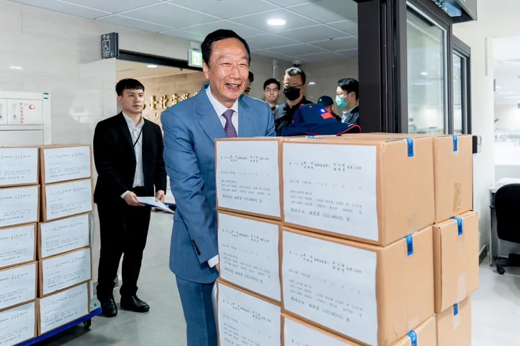 郭台銘親自推著推車將連署書送入選委會。郭辦提供