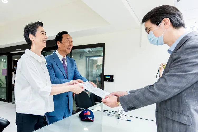 郭台銘和賴佩霞到選委會親送連署書。郭辦提供