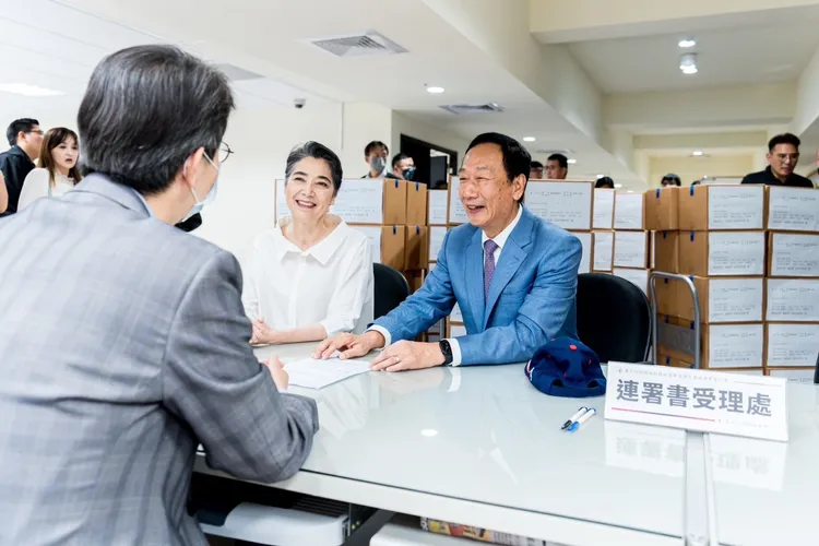 郭台銘下午親赴選委會。郭辦提供