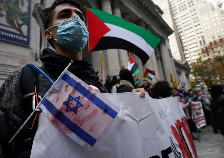 印有血手印的以色列國旗。路透社