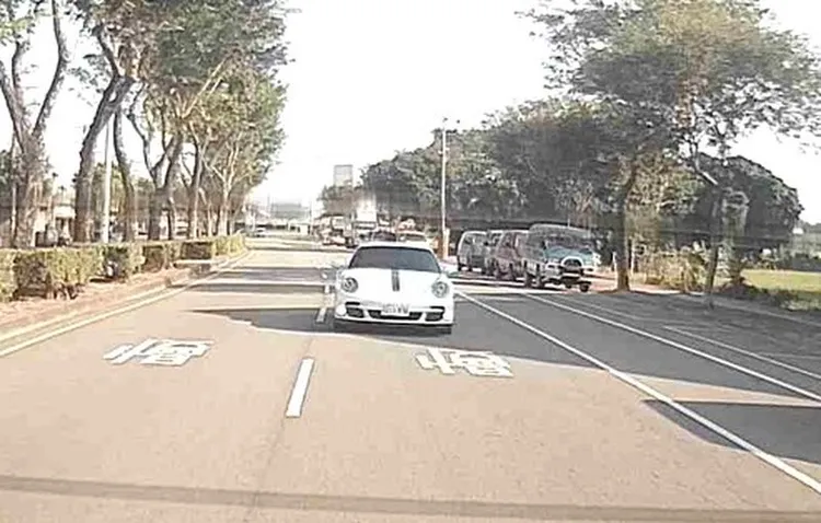 許女不勝酒力睡著，市價逾1300萬元的超跑就停在馬路中間。民眾提供