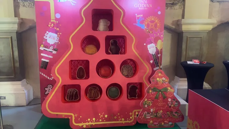 GODIVA 聖誕快閃活動「GODIVA Holiday Wonderland巧克力聖誕奇幻工坊」將巧克力禮盒等比例還原。陳揚盛攝