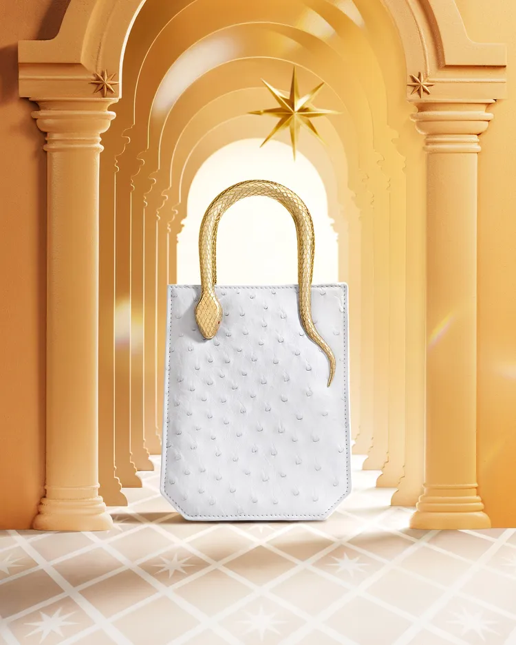 寶格麗冬季佳節獻禮Serpentine Vertical Tote系列配件。品牌提供