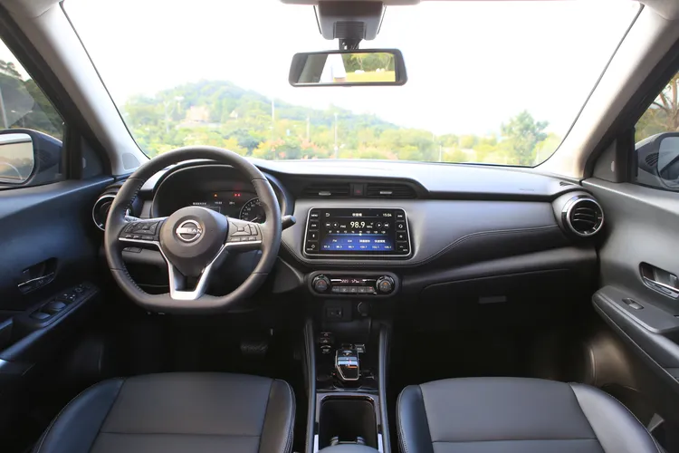 中控檯設計大致與國產汽油版相同，但為了對應電動化的系統，排檔已換上更為科技化的線傳操作，再搭配大面積的黑色鋼琴烤漆面板營造質感。林浩昇攝