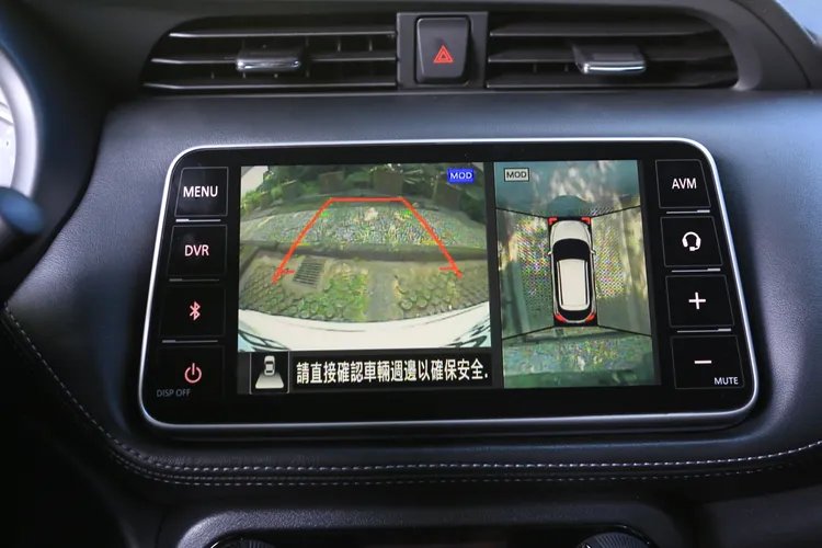8吋的多媒體螢幕也涵蓋了360度環景功能、停車判位更便利。林浩昇攝