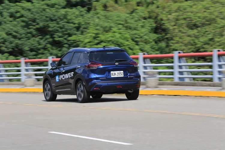 電動馬達隨傳隨到的扭力輸出，以及更為輕巧的車頭，讓KICKS e-POWER在山道上也能跑得虎虎生風。林浩昇攝
