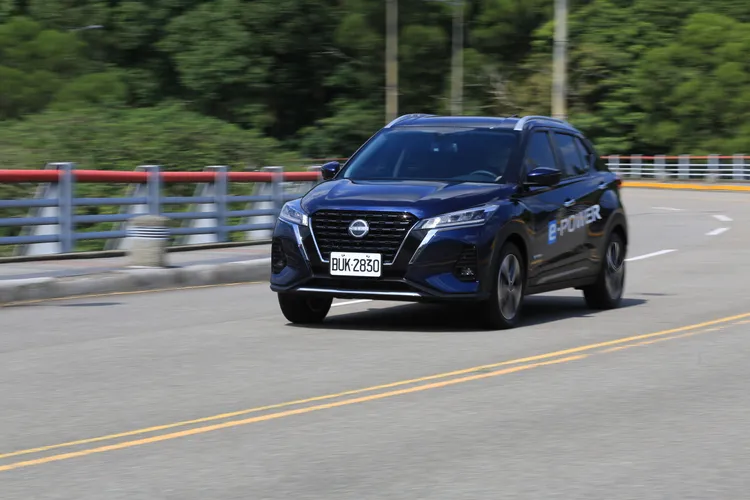 底盤剛性強化之外，原廠也透過避震器阻尼的重新設定，讓KICKS e-POWER在較為硬朗的回饋中，呈現帶有點歐系車的駕馭氛圍。林浩昇攝