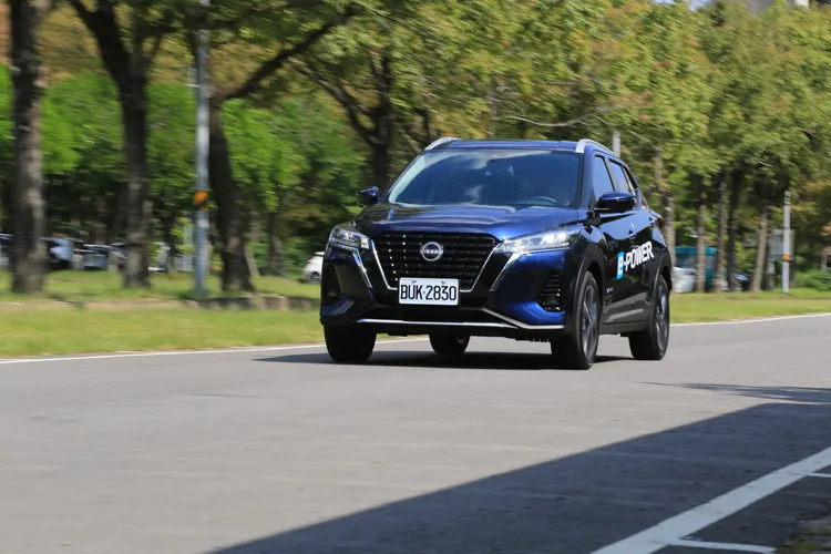 電門踏下瞬間電動馬達即時且飽滿的扭力輸出，在市區走走停停特別受用之外，用於爬坡及超車路況更是遊刃有餘。林浩昇攝