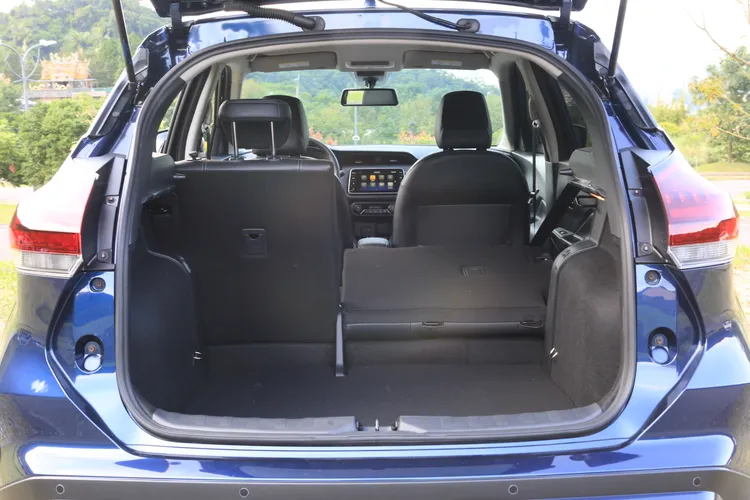 行李廂容積在標準狀態下就有428公升，並可6/4分離傾倒進一步擴充置物機能。林浩昇攝