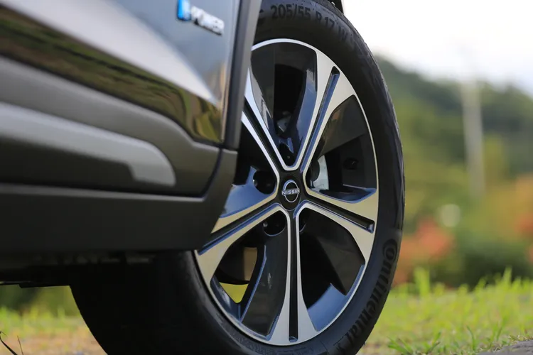 KICKS e-POWER搭載專屬17吋雙色鋁圈，配上Continental環保節能胎。林浩昇攝