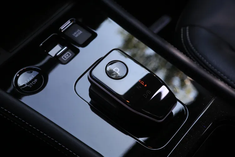 排檔桿採用專屬線傳操作，前方並有EV模式及行車模式切換控制。林浩昇攝