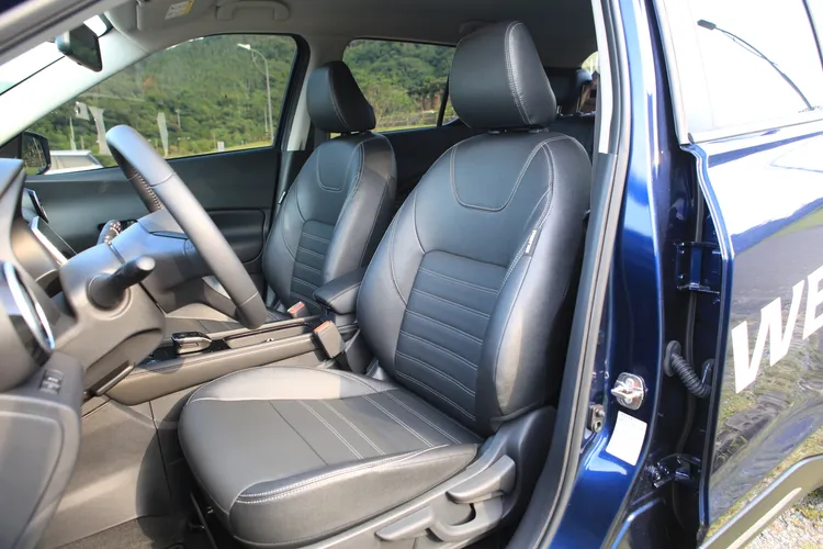 全車座椅採用黑色皮革包覆搭配白色縫線，乘坐舒適性及支撐性有相當程度的水準。林浩昇攝