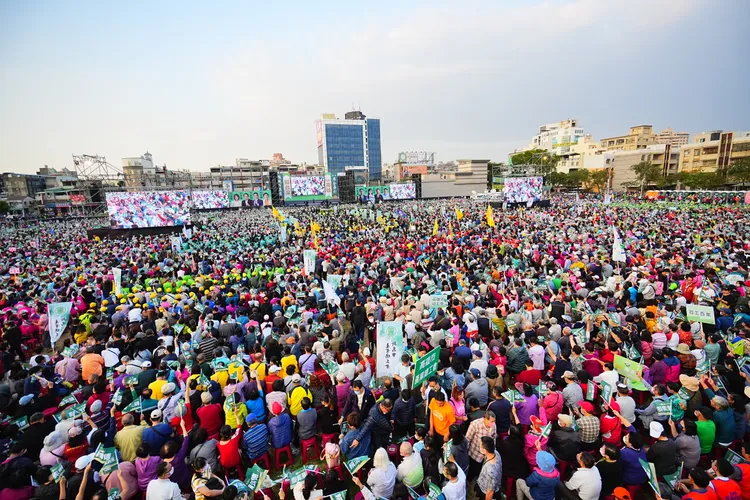 賴總部成立大會人潮。賴總部提供