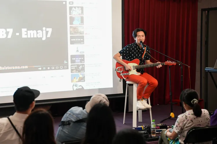 小民提到自己很愛看漫畫，藉由閱讀漫畫的感動，撞擊出許多作品。1500聲量音創學院提供