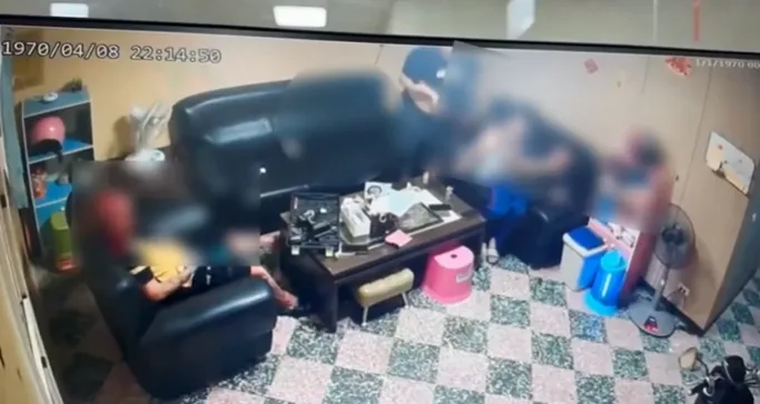 未料槍枝走火，蔡男當場爆頭慘死，3名友人嚇呆了。翻攝社會事新聞影音