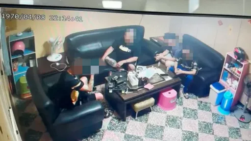 駭人影片!桃園男炫耀「槍抵頭」下秒爆頭慘死 3小弟嚇到急跳腳