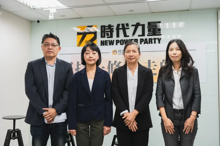 （左起）邱顯智、王婉諭及不分區立委提名人林依瑩、王寶萱出席記者會。時力提供