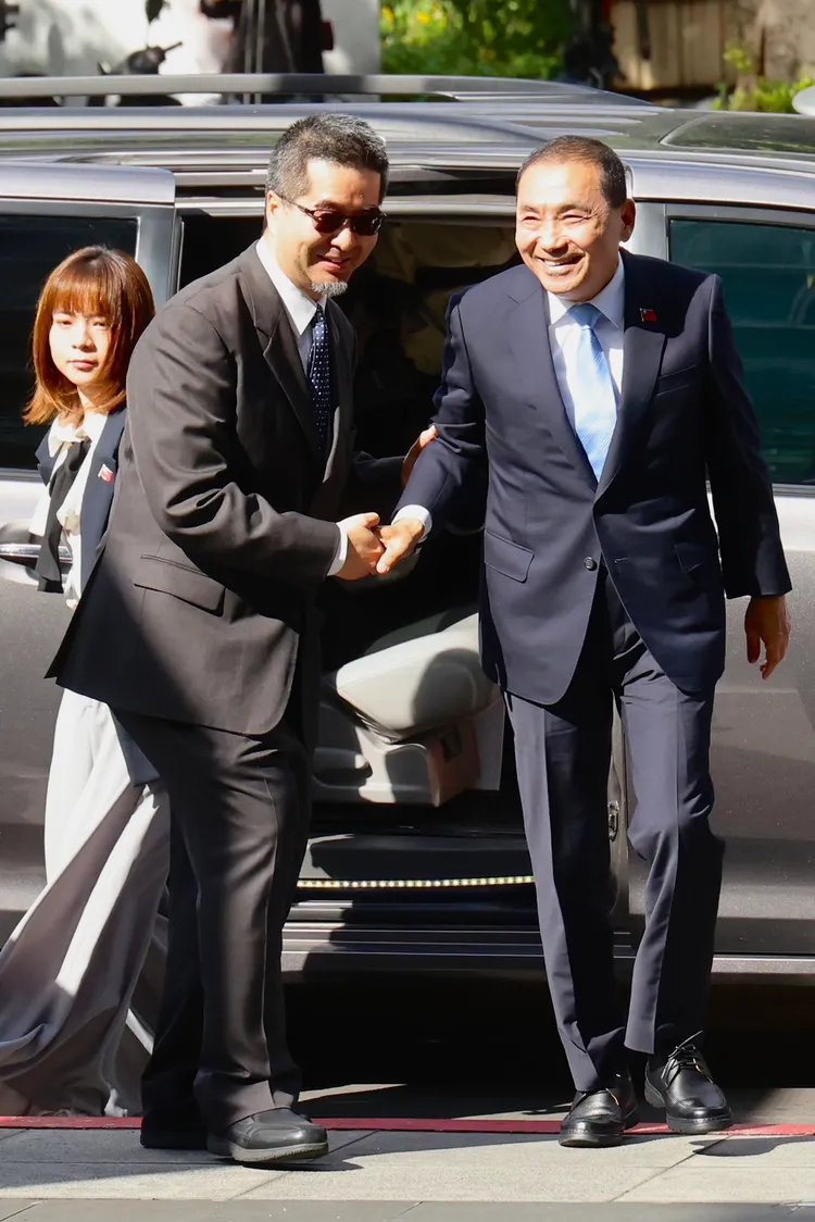 侯友宜緊接在柯文哲後到場，馬英九基金會執行長蕭旭岑迎接。林林攝