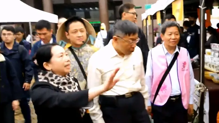 徐春鶯陪柯文哲逛園遊會做介紹。翻攝自YouTube