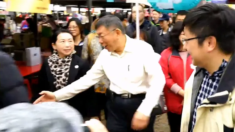 徐春鶯陪柯文哲逛園遊會做介紹。翻攝自YouTube