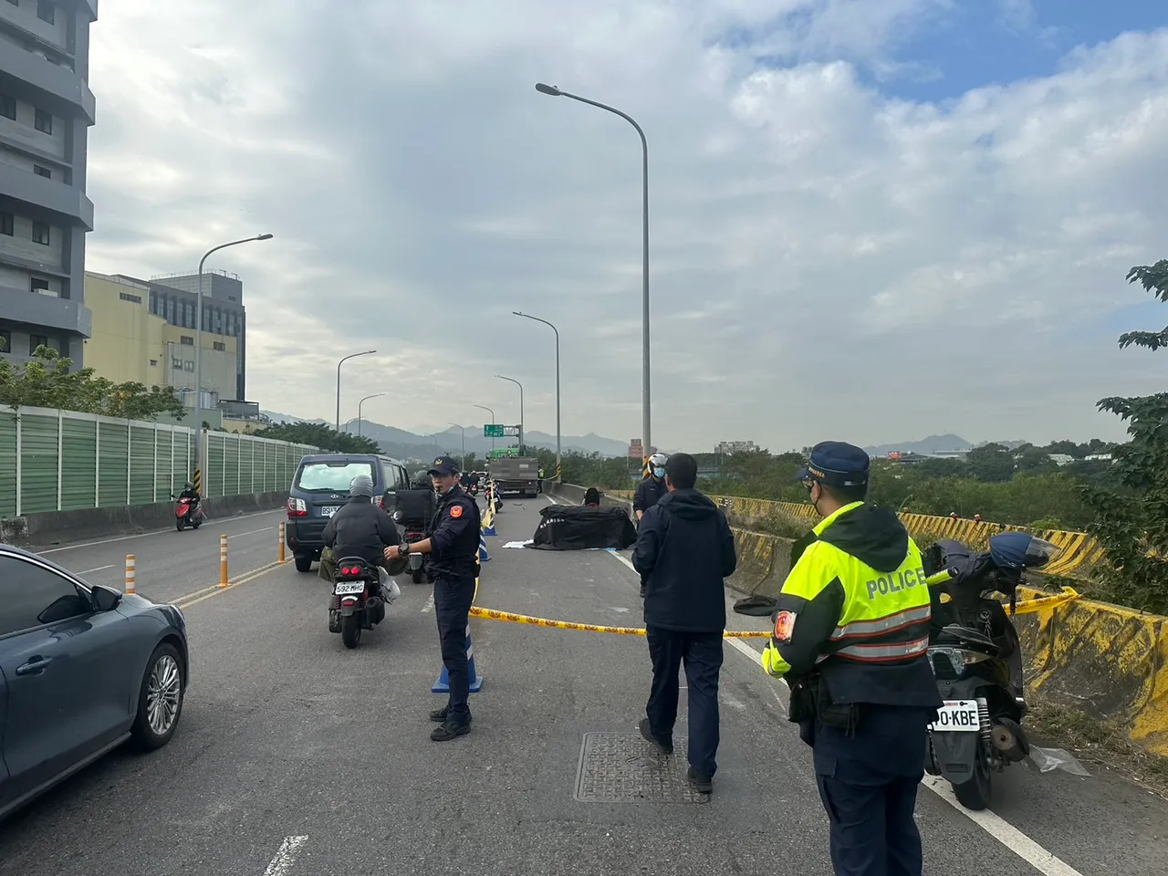 警方拉封鎖線,派遣2名警力疏導後方車流。