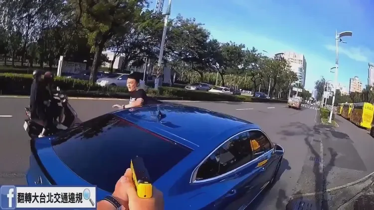 汽車男駕駛一下車就被開槍擊中，猝不及防。取自臉書「翻轉大台北交通違規」