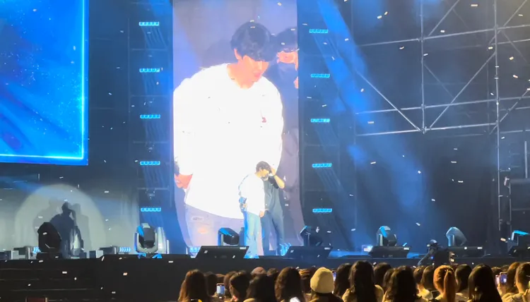 燦烈發揮臨場反應，跟粉絲聊起其他話題。讀者提供