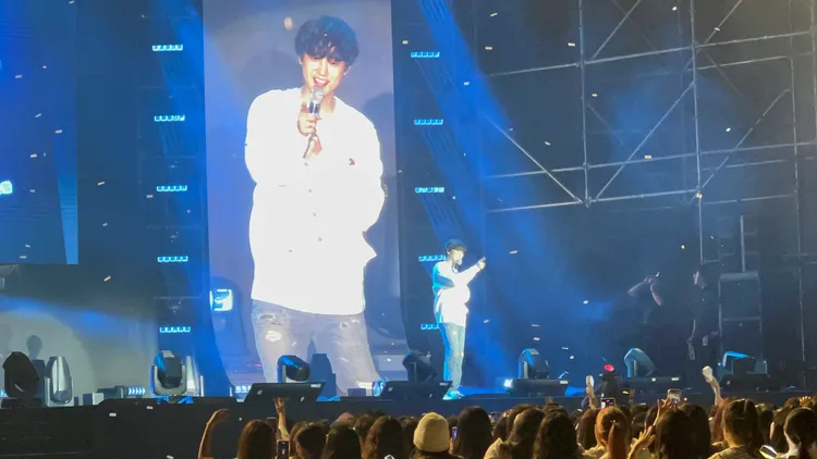 燦烈作勢質問粉絲怎麼沒跳《Good Enough》的摸頭動作。讀者提供