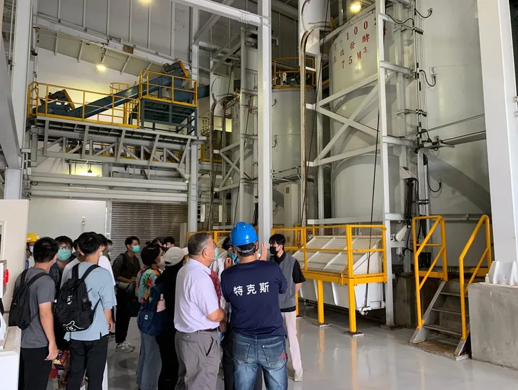 「特克斯科技」以專利技術處理有機廢棄物，獲台塑集團等知名大廠青睞。青年局提供