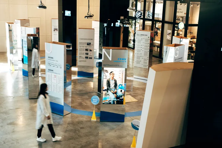 青年局於PINWAY駁二8號倉庫展出「永續大港-形形色色的在地青年」展覽。青年局提供