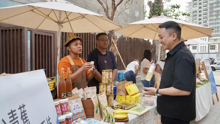 展場外圍搭配小農市集，橫越都會鄉野展現高雄永續能量。青年局提供