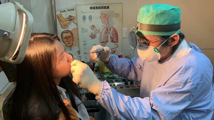 圖為醫師看診。資料照片