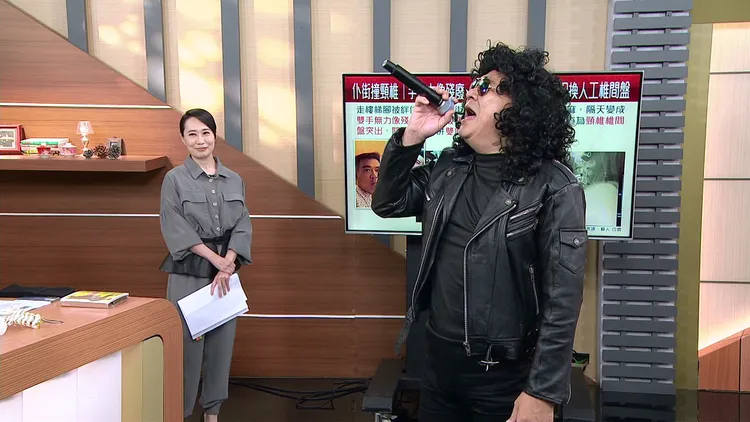 白雲（右）開刀後恢復良好，以一身勁裝演唱《大約在冬季》，令主持人高文音哭笑不得。年代提供