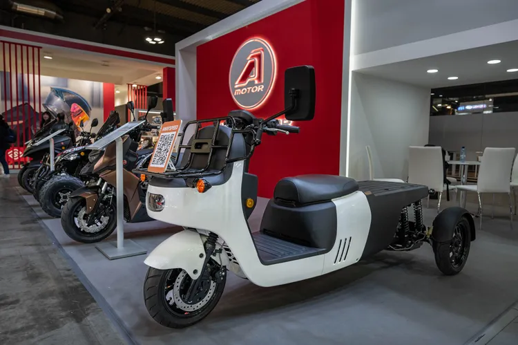 宏佳騰機車在今年度米蘭車展特別展出多款商用車輛，包括：首次亮相的Ai-3商用版車款、Ai-2充電版車款。原廠照片