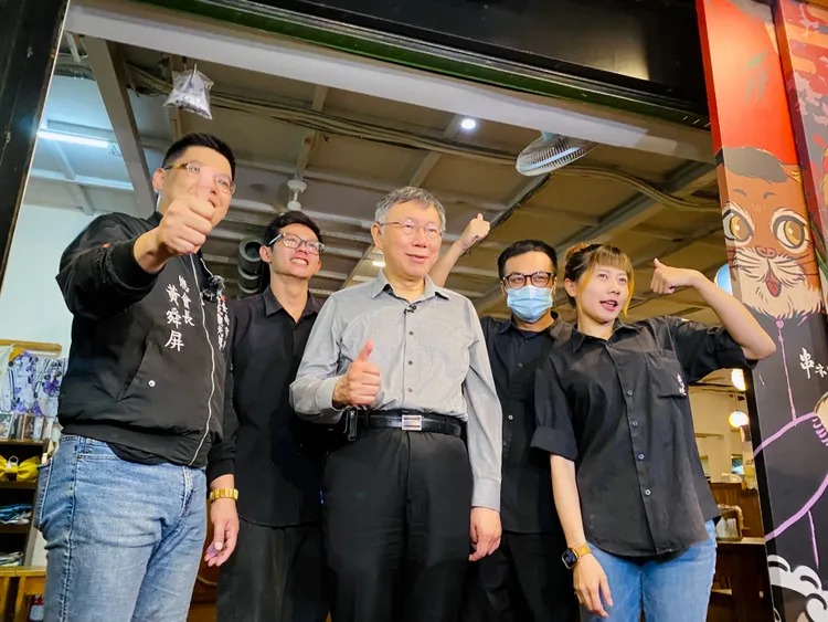 店家紛紛來合影。王志弘攝