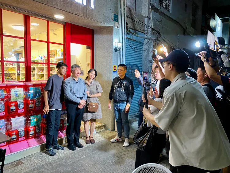 沿途都有店家要求合影，柯文哲則來者不拒。王志弘攝