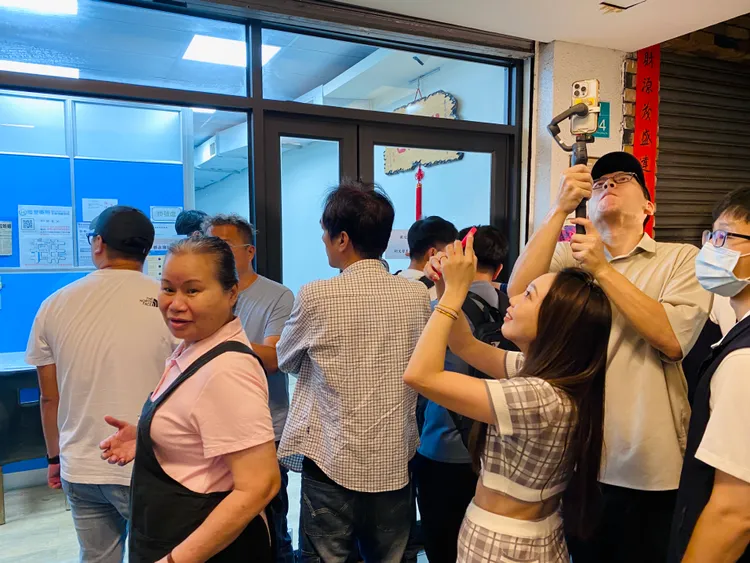 柯文哲掀起KP旋風，不少人開直播欣喊「我遇到柯文哲」。王志弘攝