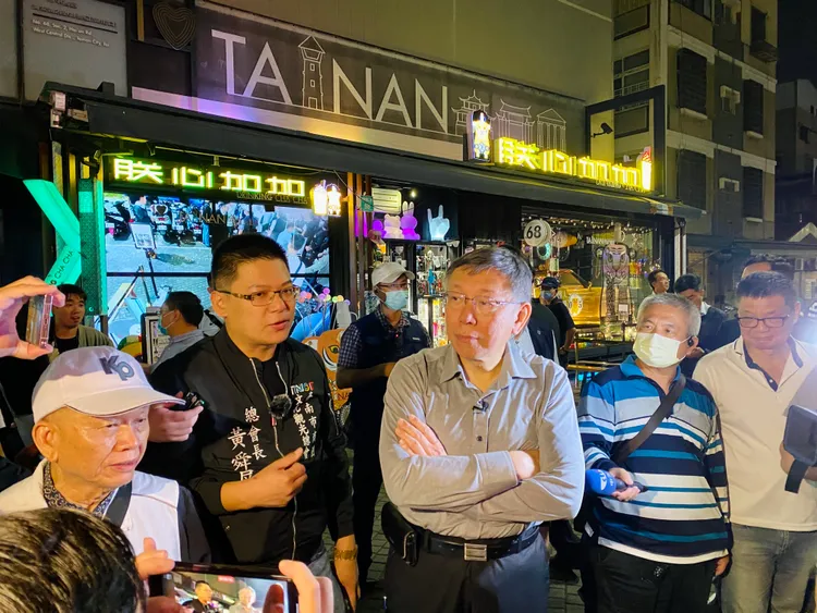 柯文哲參訪商圈，聽著總會長介紹特色與願景。王志弘攝