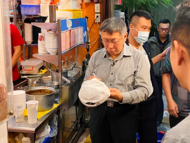 簽帽、簽旗、簽書、簽手機，他來者不拒。王志弘攝