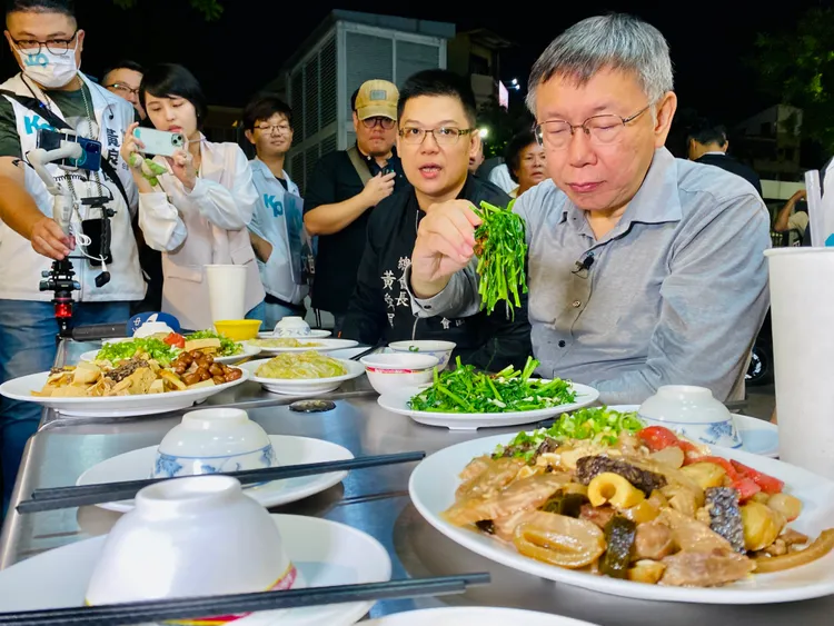 柯文哲品嘗台南在地小吃，一口接著一口。王志弘攝