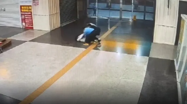 女大生遭聞呼救聲趕來的鐵路警察制服。翻攝自記者爆料網