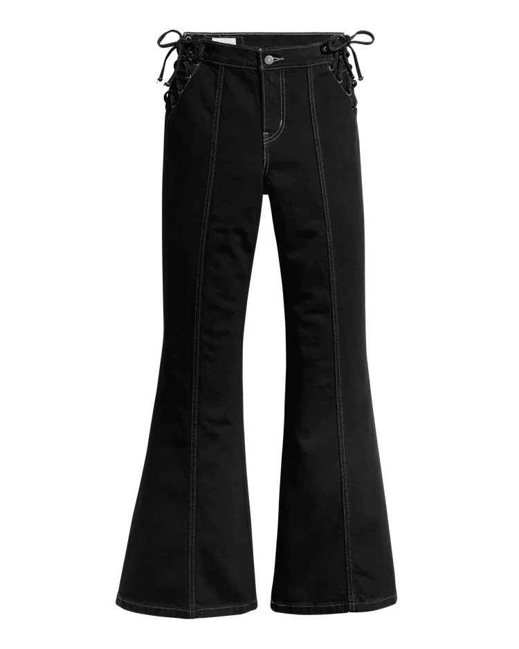 中腰喇叭丹寧褲，3900元。品牌提供