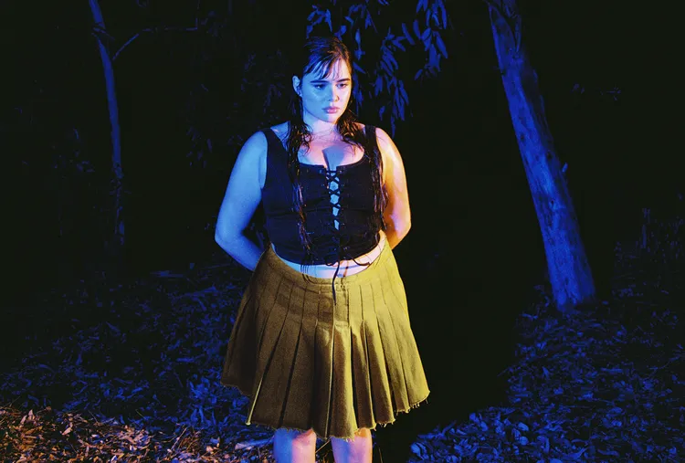 馬甲背心2900元、黃綠色百褶短裙3900元。品牌提供