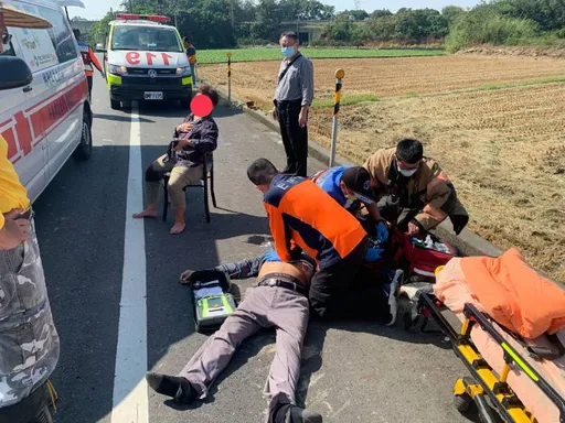 休旅車自撞電桿2受困!熱心路人急救命 無奈仍1死1傷